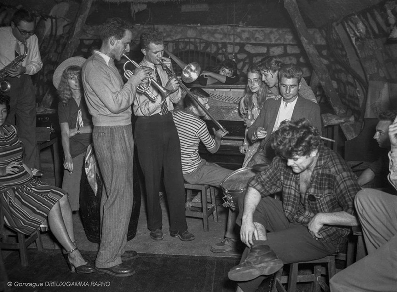 orchestra Boris Vian e la sua orchestra jazz al club Le Tabou, nel 1947, a Saint-Germain-des-Prés, Parigi